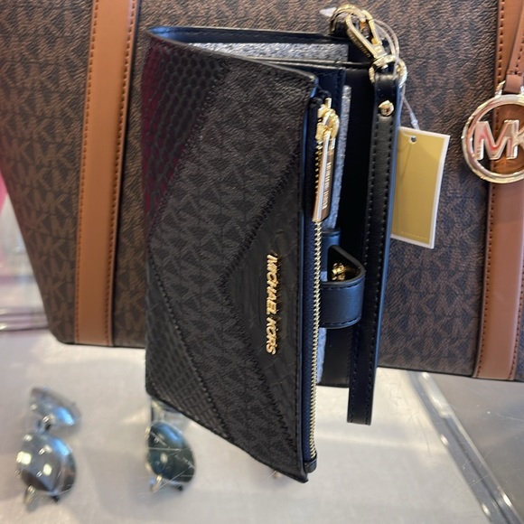 MICHAEL KORS JST LG DOUBLE ZIP WRISTLET WALLET PHONE HOLDER 
BLACK MULTI 
NWT - Picture 15 of 16